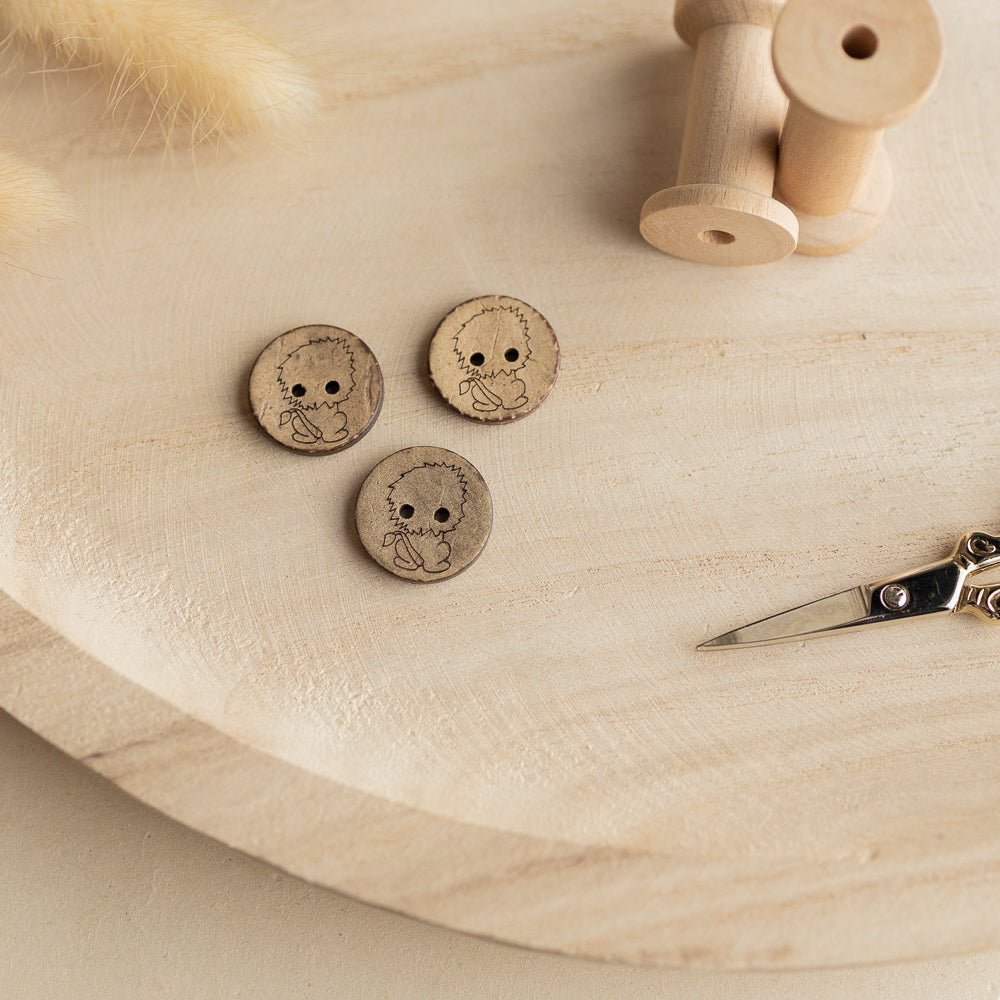 Kokosknopf | Theo sitzend